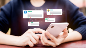 Ragazza con cellulare in mano e proiezione delle recensioni