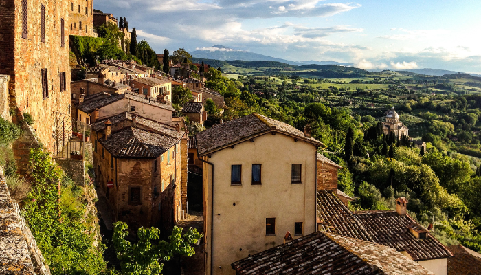 Immagine di un borgo italiano con panorama sullo sfondo